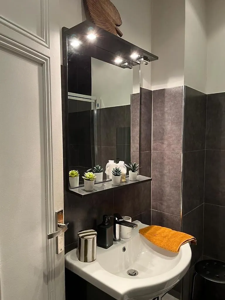 Studio Ideally Located Nice City Center
